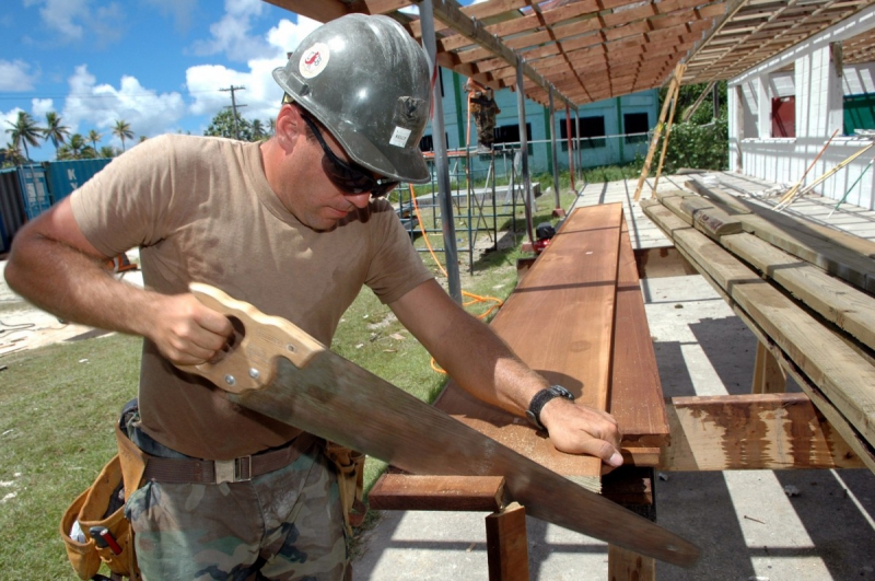 menuisier-LA TURBIE-min_worker_construction_building_carpenter_male_job_build_helmet-893290